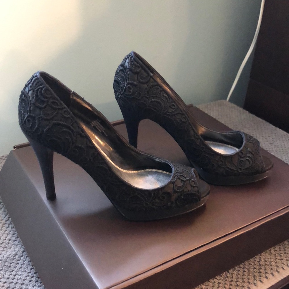 Black house white market sz 7.5 lace heel